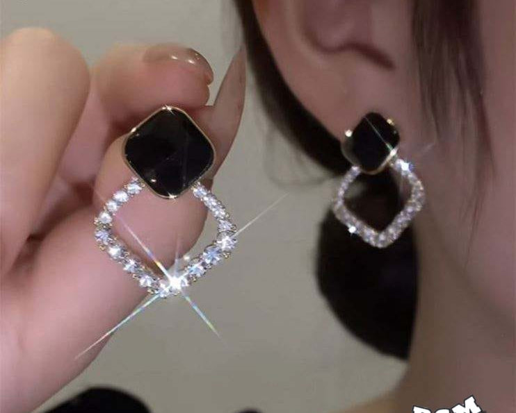 Zircon Korean Black Shiny Rhombus Earrings for Women – Stylish Lightweight Fashion Jewelry